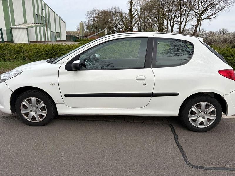 Gebraucht Peugeot 206 60 PS (44 kW) 2010 Weiß Limousine