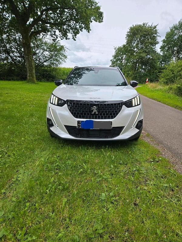 Weiß Gebraucht 2021 Peugeot 2008 GT SUV | 13.499 € (Superpreis) - Bild 1/4