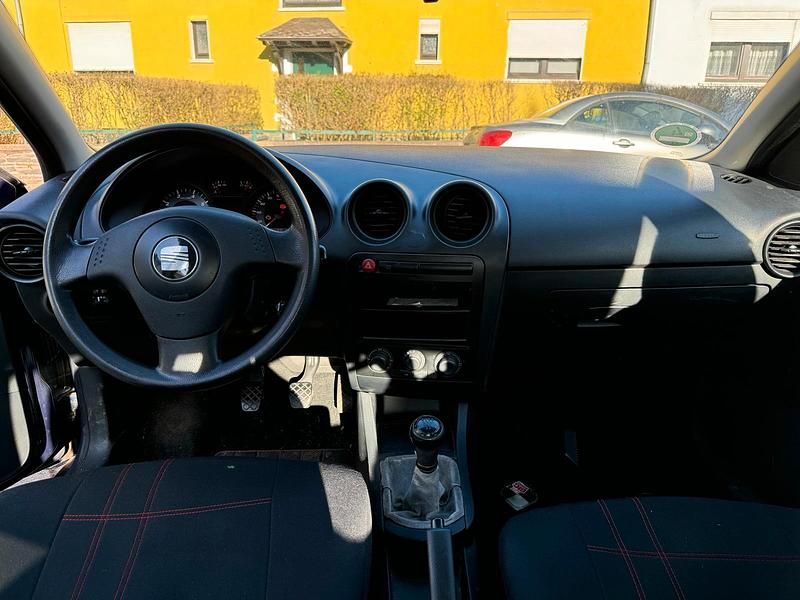 Blau Gebraucht 2003 Seat Cordoba Limousine | 300 € (Fairer Preis) - Bild 1/4