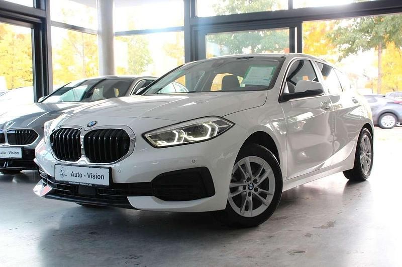 Weiß Gebraucht 2022 BMW 116 Comfort Edition Kleinwagen | 18.199 € (Fairer Preis) - Bild 1/3
