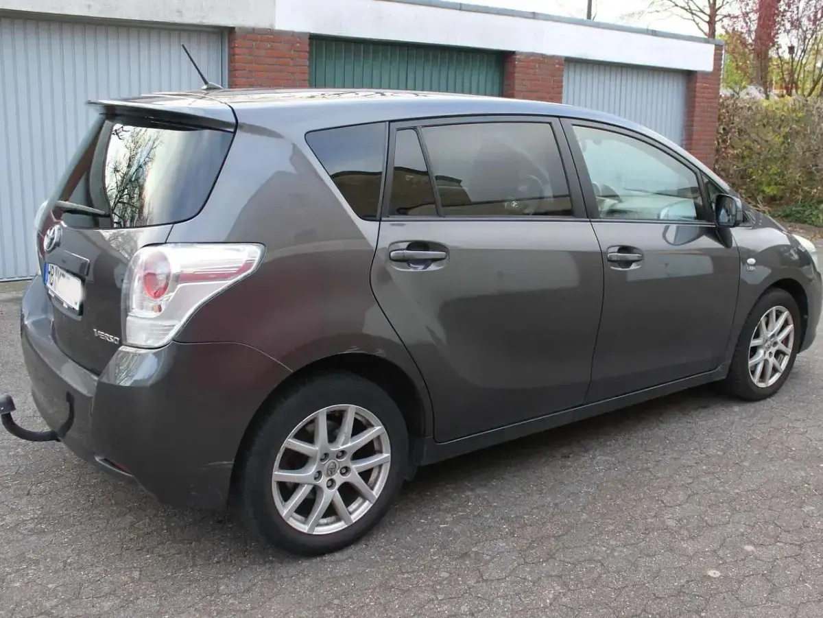 Gebraucht Toyota Verso Executive 150 PS (110 kW) 2010 Grau Van / Kleinbus
