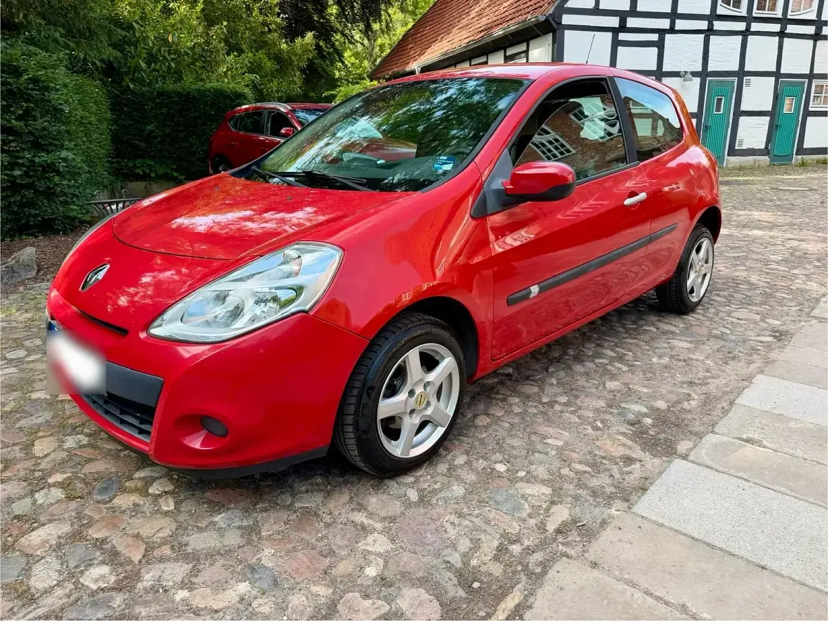 Używany Renault Clio II 75 KM (55 kW) 2010 Czerwony Hatchback