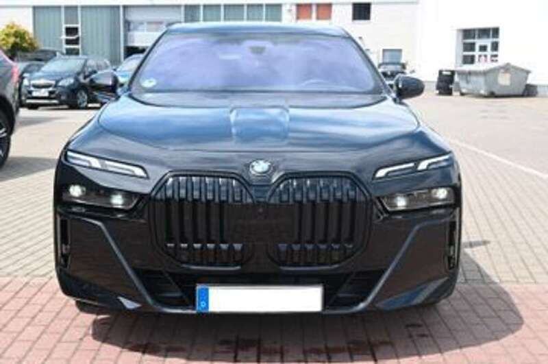 Saphirschwarz metallic Gebraucht 2024 BMW 740 Sport Line Limousine | 118.900 € - Bild 1/4