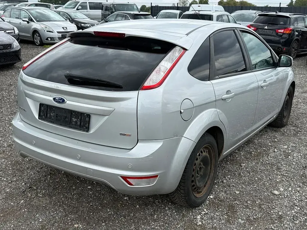 Gebraucht Ford Focus 109 PS (80 kW) 2010 Silber Limousine