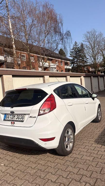 Gebraucht Ford Fiesta SYNC Edition 80 PS (58 kW) 2013 Weiß Kleinwagen