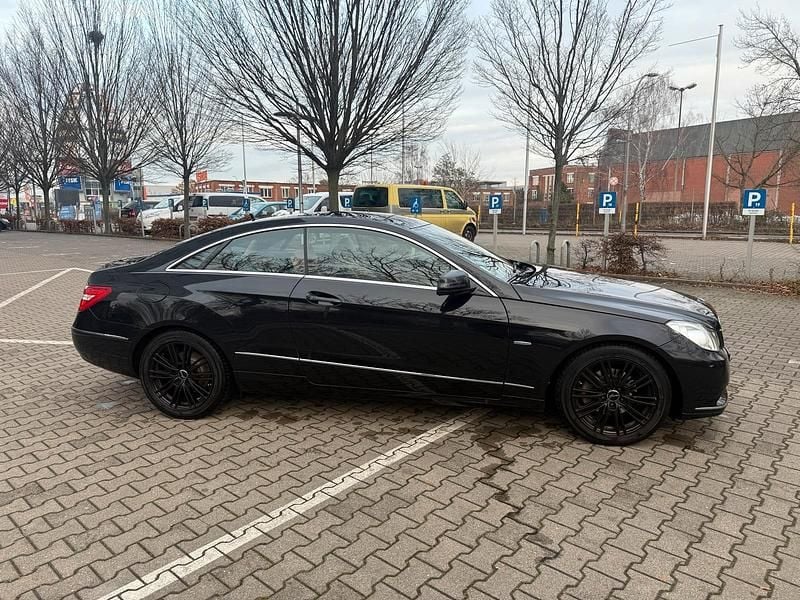 Gebraucht Mercedes E250 Elegance 204 PS (150 kW) 2010 Schwarz Coupé