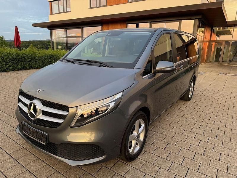 Grau Gebraucht 2020 Mercedes V220 Van / Kleinbus | 41.900 € (Fairer Preis) - Bild 1/4
