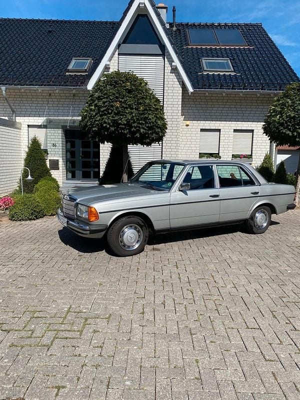 Silber Gebraucht 1982 Mercedes 200 Limousine | 6.800 € - Bild 1/4