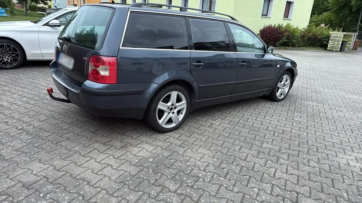 Gebraucht VW Passat 131 PS (96 kW) 2001 Blau Kombi