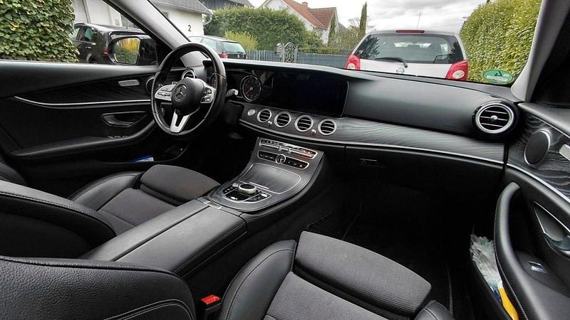 Gebraucht Mercedes E200 Night 184 PS (135 kW) 2019 Grau Kombi