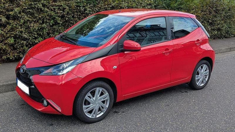 Rot Gebraucht 2018 Toyota Aygo X-play Kleinwagen | 7.400 € (Guter Preis) - Bild 1/4