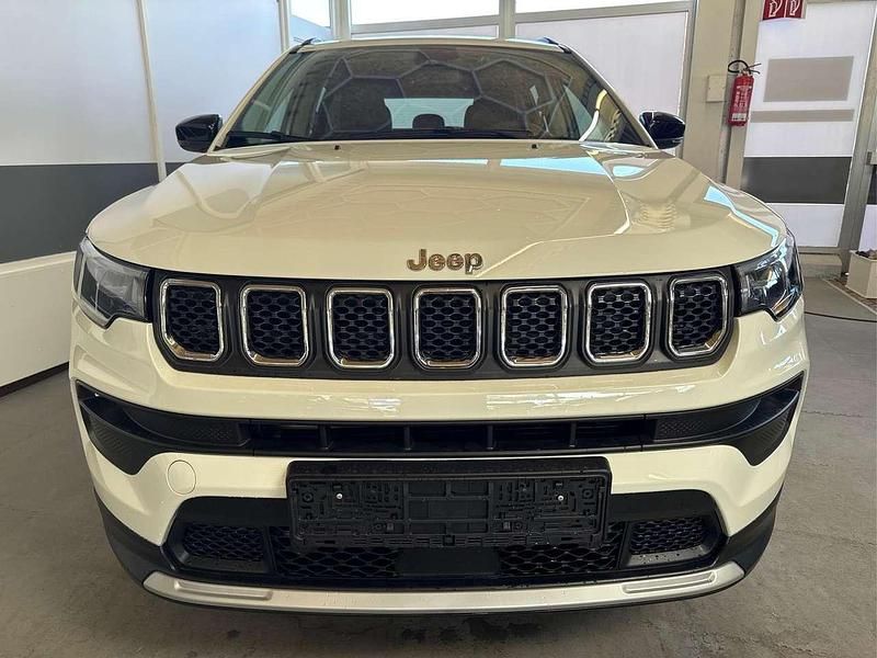 Weiss 296 Neu 2025 Jeep Compass Altitude SUV | 32.980 € (Guter Preis) - Bild 1/4