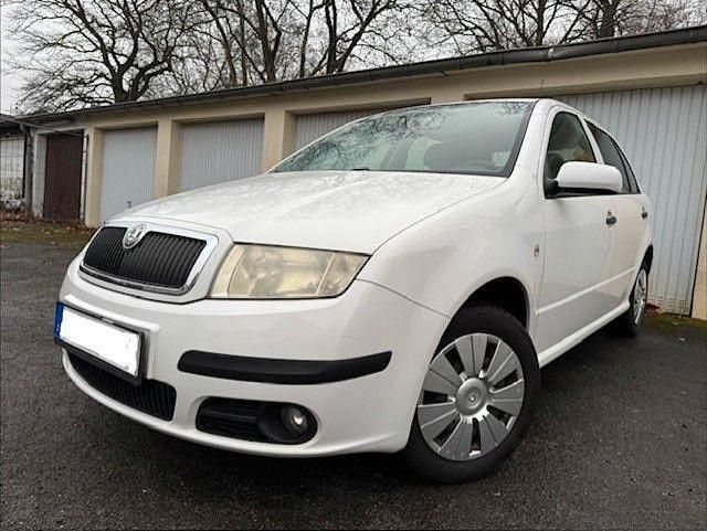 Weiß Gebraucht 2005 Skoda Fabia Ambiente Kleinwagen | 2.490 € (Etwas zu teuer) - Bild 1/4