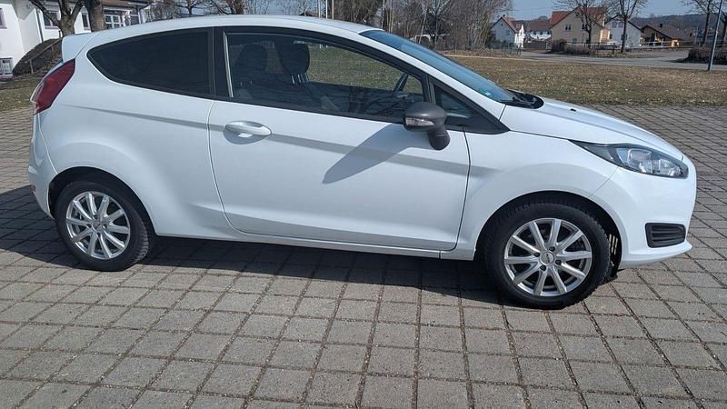 Gebraucht Ford Fiesta Ambiente 60 PS (44 kW) 2013 Weiß Kleinwagen