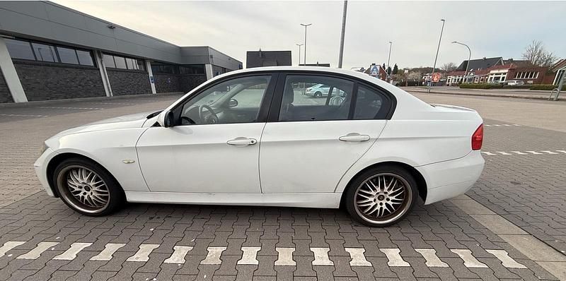 Gebraucht BMW 320 150 PS (110 kW) 2006 Weiß Limousine