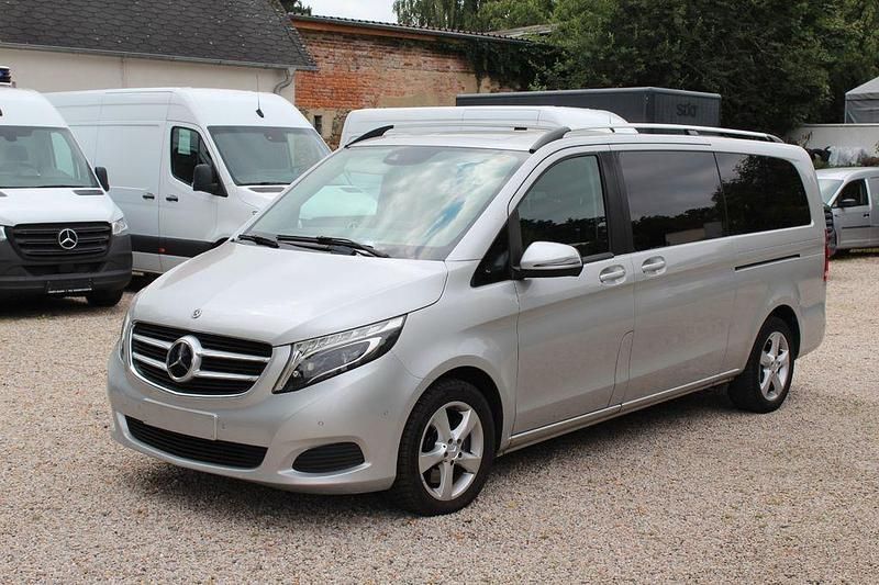 Silber Gebraucht 2018 Mercedes V250 Van / Kleinbus | 26.180 € (Teuer) - Bild 1/4