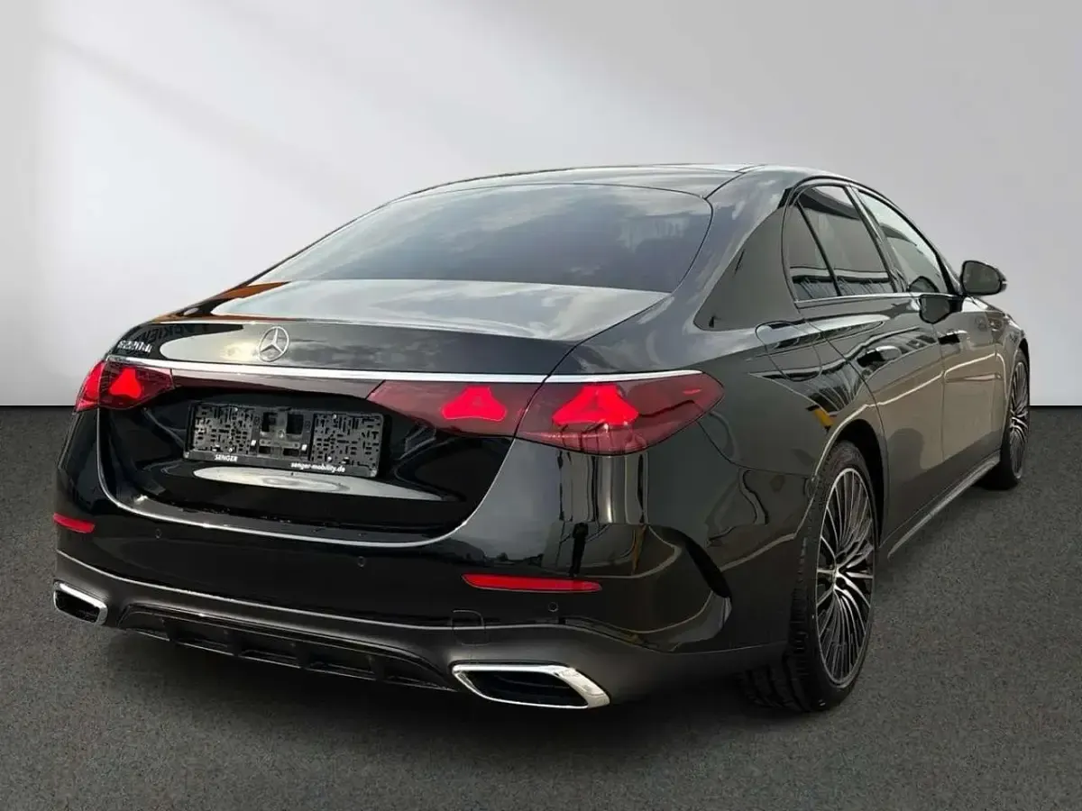 Gebraucht Mercedes E220 AMG 197 PS (144 kW) 2026 Schwarz Limousine