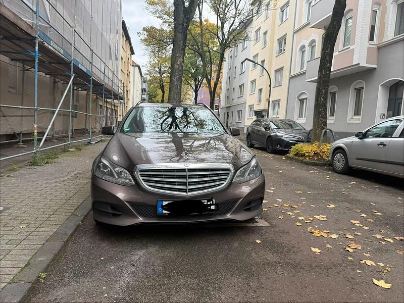 Braun Gebraucht 2013 Mercedes E200 Kombi | 8.500 € - Bild 1/4
