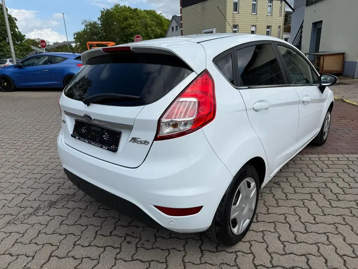 Usata Ford Fiesta 125 CV (91 kW) 2016 Bianco Utilitaria