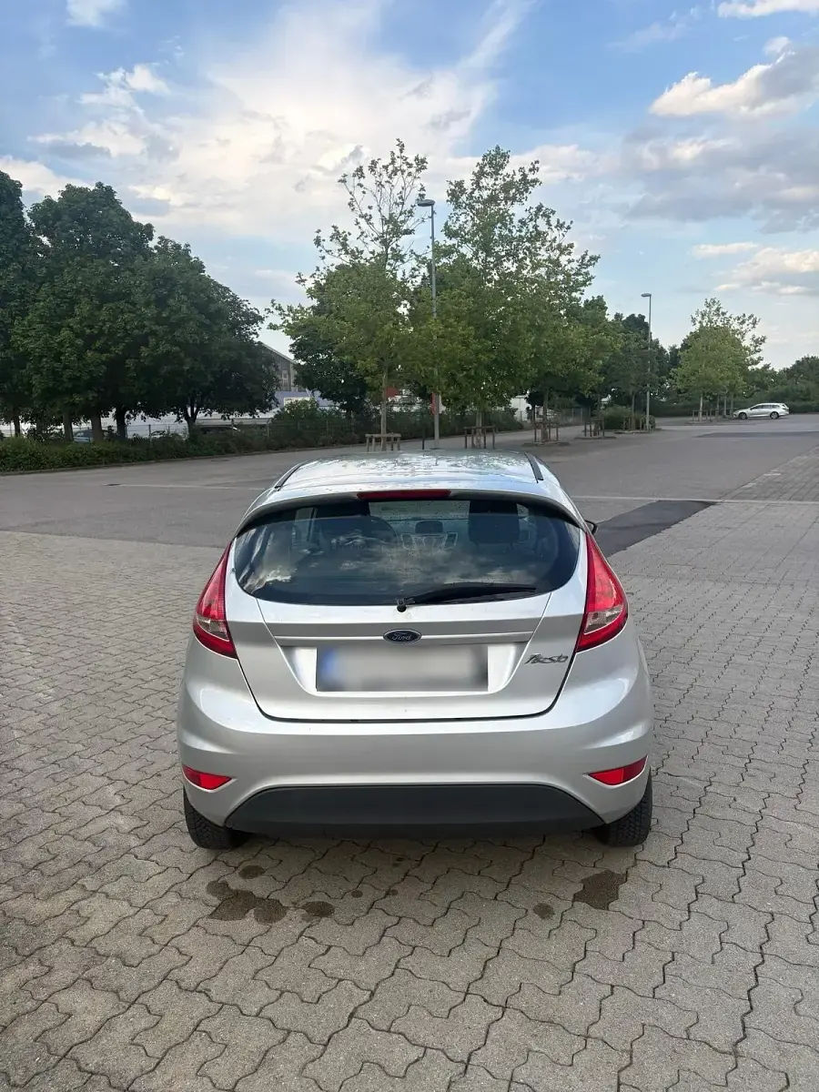 Gebraucht Ford Fiesta 81 PS (59 kW) 2012 Silber Kleinwagen