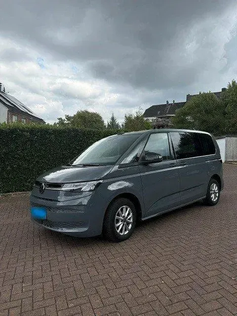 Gebraucht VW Multivan Life 150 PS (110 kW) 2024 Grau Van / Kleinbus
