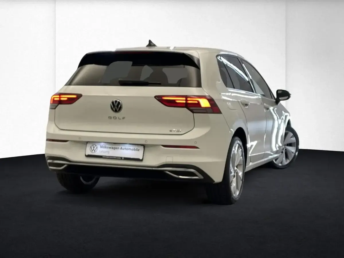 Gebraucht VW Golf VIII Style 131 PS (96 kW) 2024 Weiß Limousine