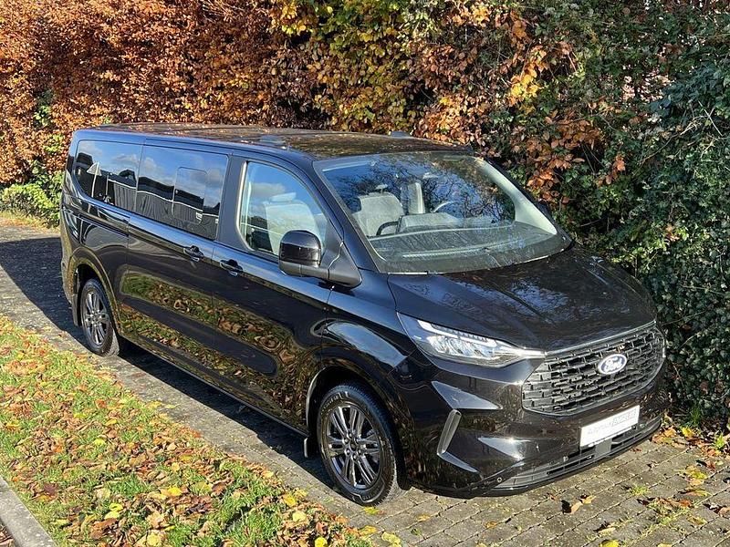 Gebraucht Ford Tourneo Titanium 136 PS (100 kW) 2025 Schwarz Van / Kleinbus