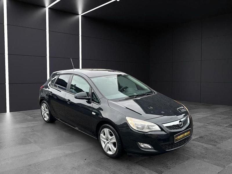 Schwarz Gebraucht 2012 Opel Astra Design Edition Limousine | 5.499 € (Fairer Preis) - Bild 1/4