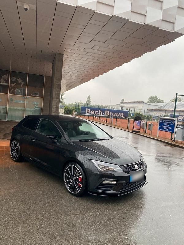 Second-hand Seat Leon CUPRA 300 CP (220 kW) 2018 Negru Coupe