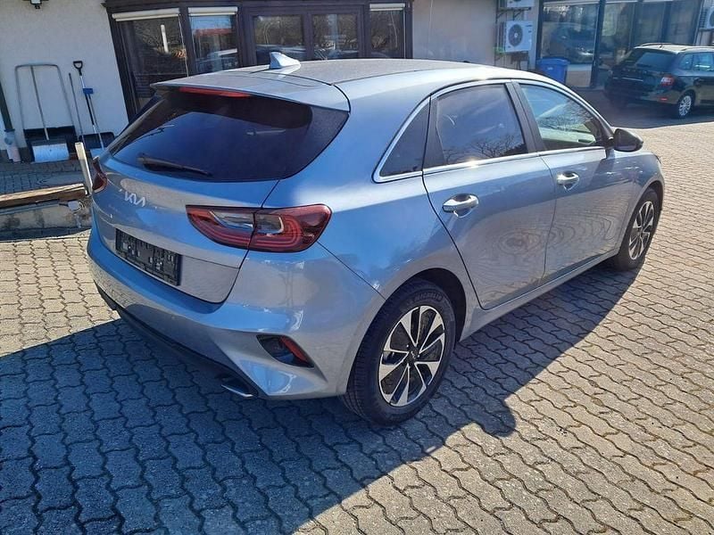Neu Kia Ceed 140 PS (102 kW) 2026 Silber Kleinwagen