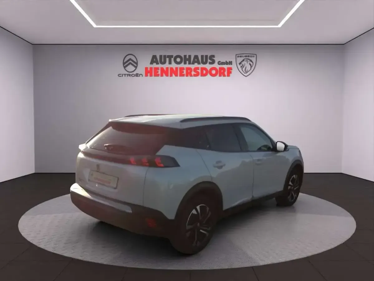 Gebraucht Peugeot e-2008 Allure 100 kW (136 PS) 2022 Perlmutt weiß perleffekt SUV