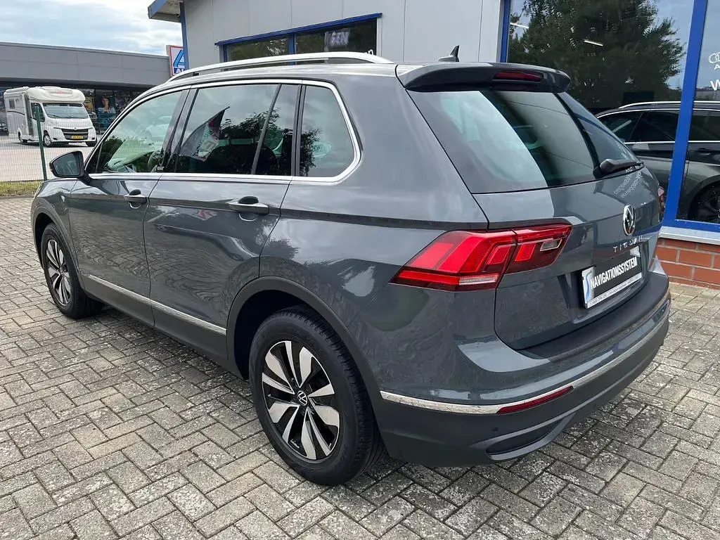 Gebraucht VW Tiguan Move 150 PS (110 kW) 2023 Delfingrau (metallic) SUV
