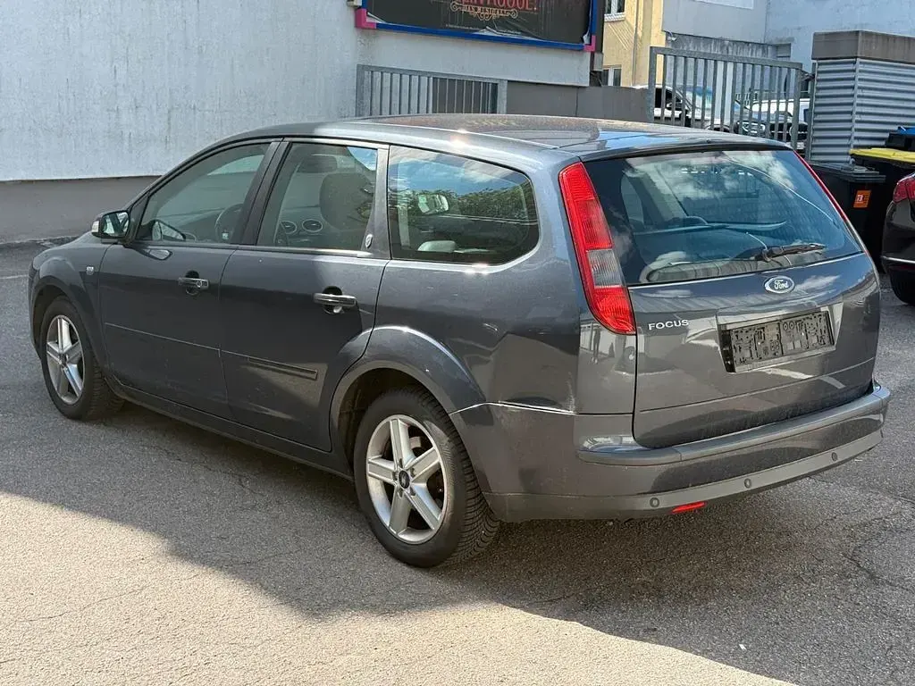 Używany Ford Focus Ghia 145 KM (106 kW) 2006 Sedan/Limuzyna