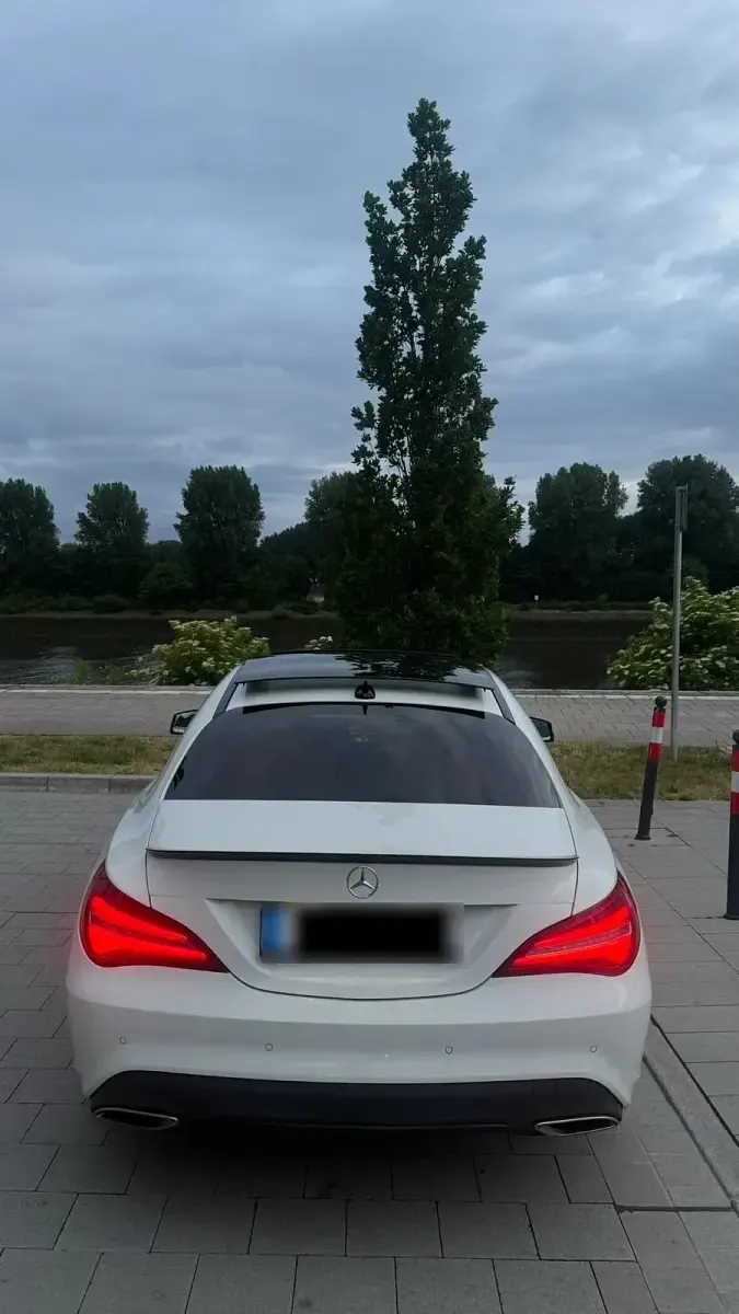Gebraucht Mercedes CLA180 Night 122 PS (89 kW) 2017 Weiß Coupé