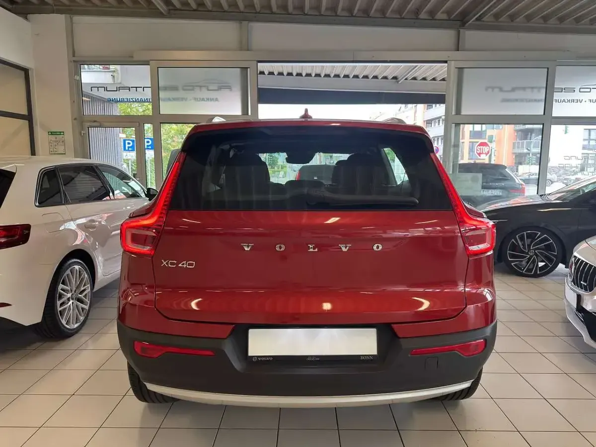 Gebraucht Volvo XC40 Momentum 129 PS (94 kW) 2022 Fusion red / metallic SUV