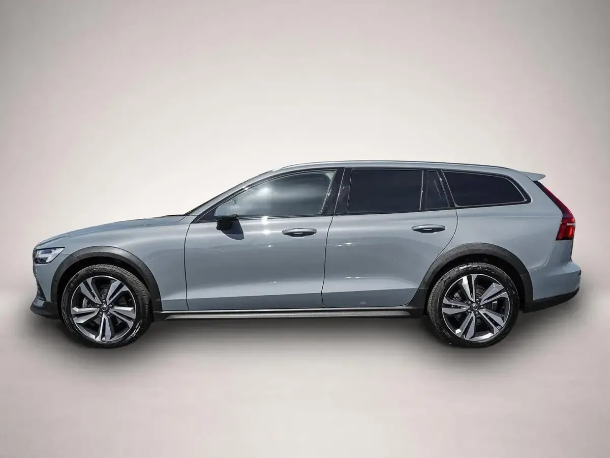 Gebraucht Volvo V60 CC Plus 197 PS (144 kW) 2024 Manufacturer Kombi