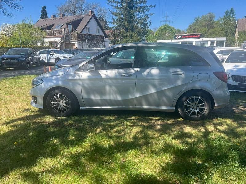 Usata Mercedes B180 122 CV (89 kW) 2017 Argento Monovolume
