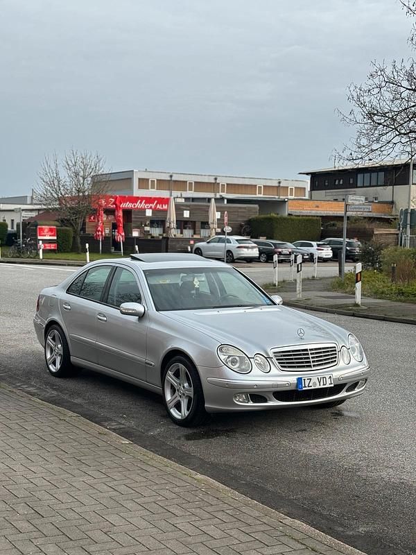 Silber Gebraucht 2003 Mercedes E220 Limousine | 2.999 € (Fairer Preis) - Bild 1/4
