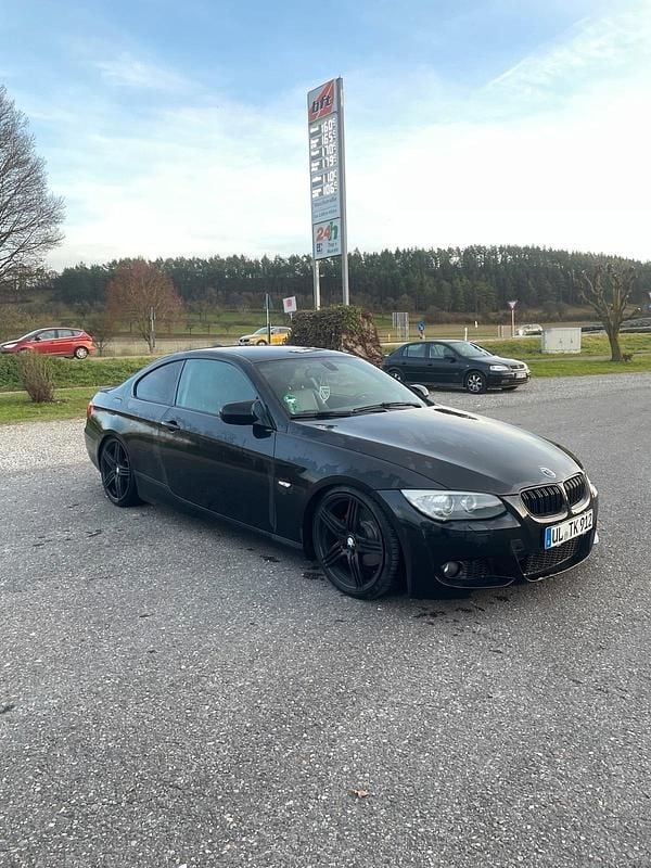 Schwarz Gebraucht 2012 BMW 320 Coupé | 7.600 € (Guter Preis) - Bild 1/4