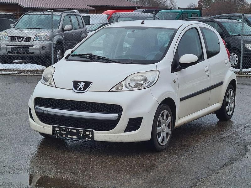 Gebraucht Peugeot 107 Filou 68 PS (50 kW) 2011 Weiß Kleinwagen