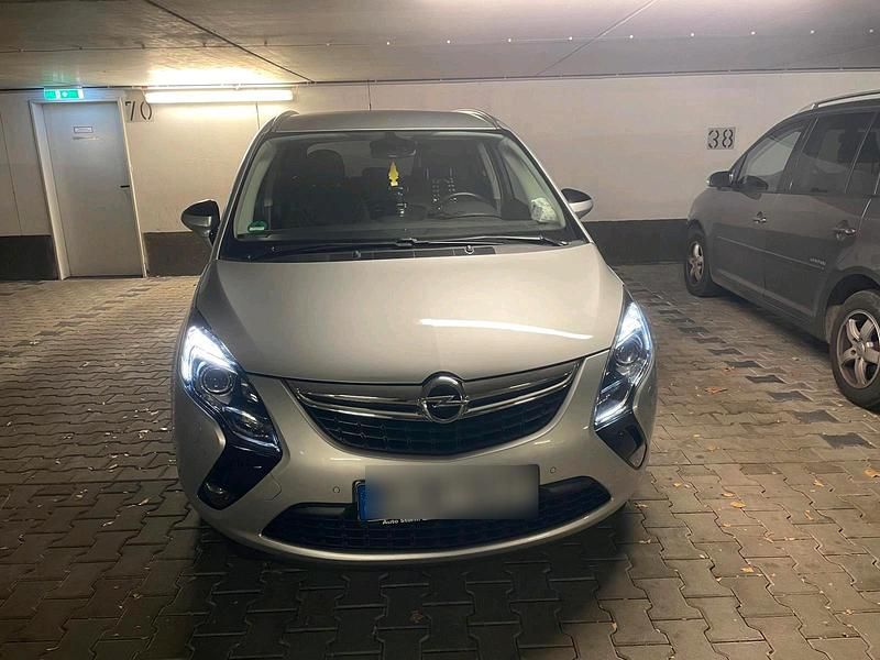 Silber Gebraucht 2016 Opel Zafira Tourer Van / Kleinbus | 12.300 € (Teuer) - Bild 1/4