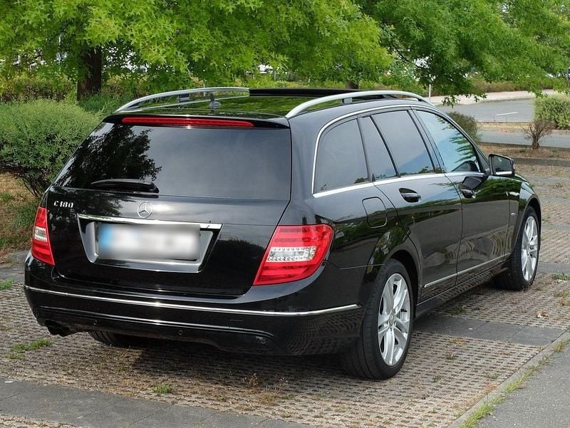 Gebraucht Mercedes C180 156 PS (114 kW) 2012 Schwarz Kombi