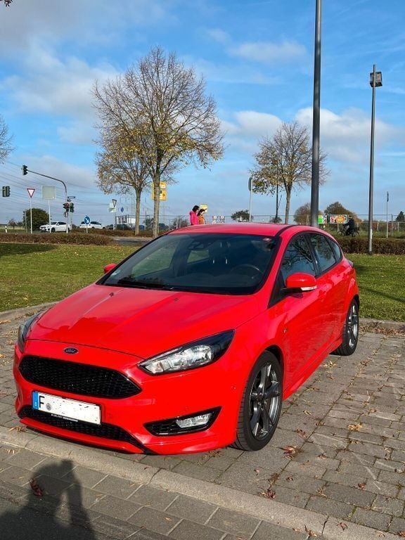 Rot Gebraucht 2016 Ford Focus ST-Line Limousine | 6.660 € (Superpreis) - Bild 1/4
