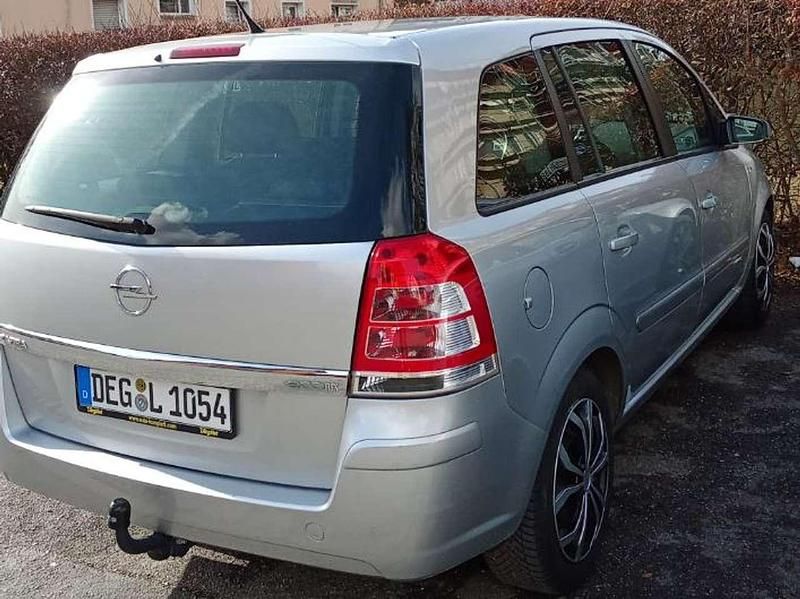 Gebraucht Opel Zafira Selection 116 PS (85 kW) 2009 Silber Van / Kleinbus