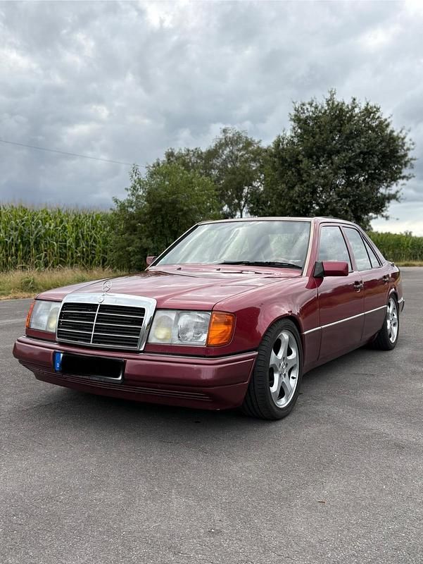 Rot Gebraucht 1992 Mercedes E300 Limousine | 5.999 € - Bild 1/4