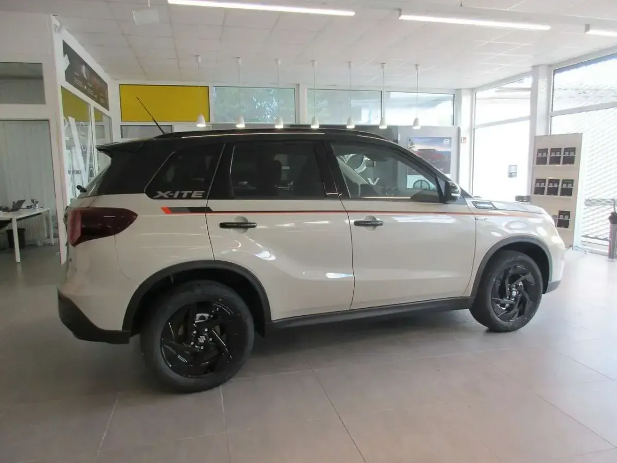 Neu Suzuki Vitara 110 PS (80 kW) 2026 Savanna / cosmic black SUV