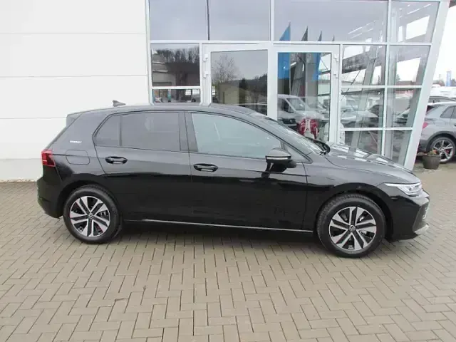 Używany VW Golf VIII 150 KM (110 kW) 2026 Czarny Sedan/Limuzyna
