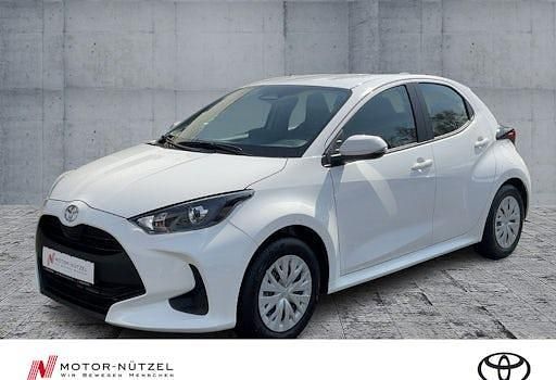 Neu Toyota Yaris Hybrid Comfort 116 PS (85 kW) 2025 Weiß Limousine