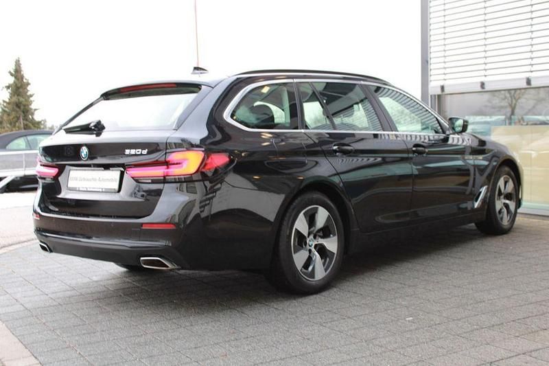 Gebraucht BMW 520 190 PS (139 kW) 2022 Black saphire Kombi