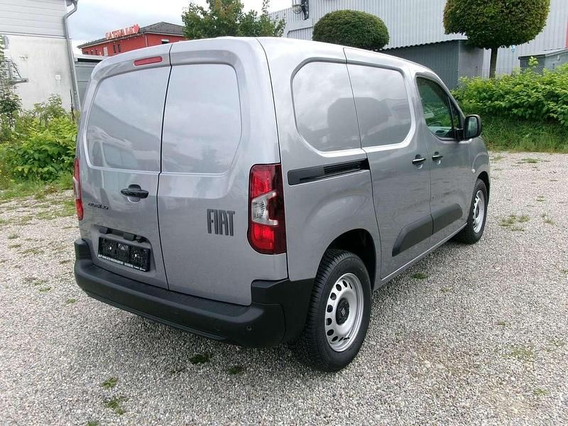 Neu Fiat Doblò 110 PS (80 kW) 2025 Grau Van / Kleinbus